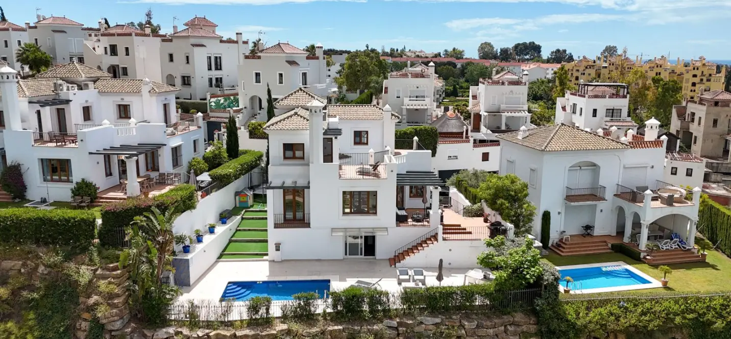 Продажа  отдельно стоящей виллы в Estepona 0