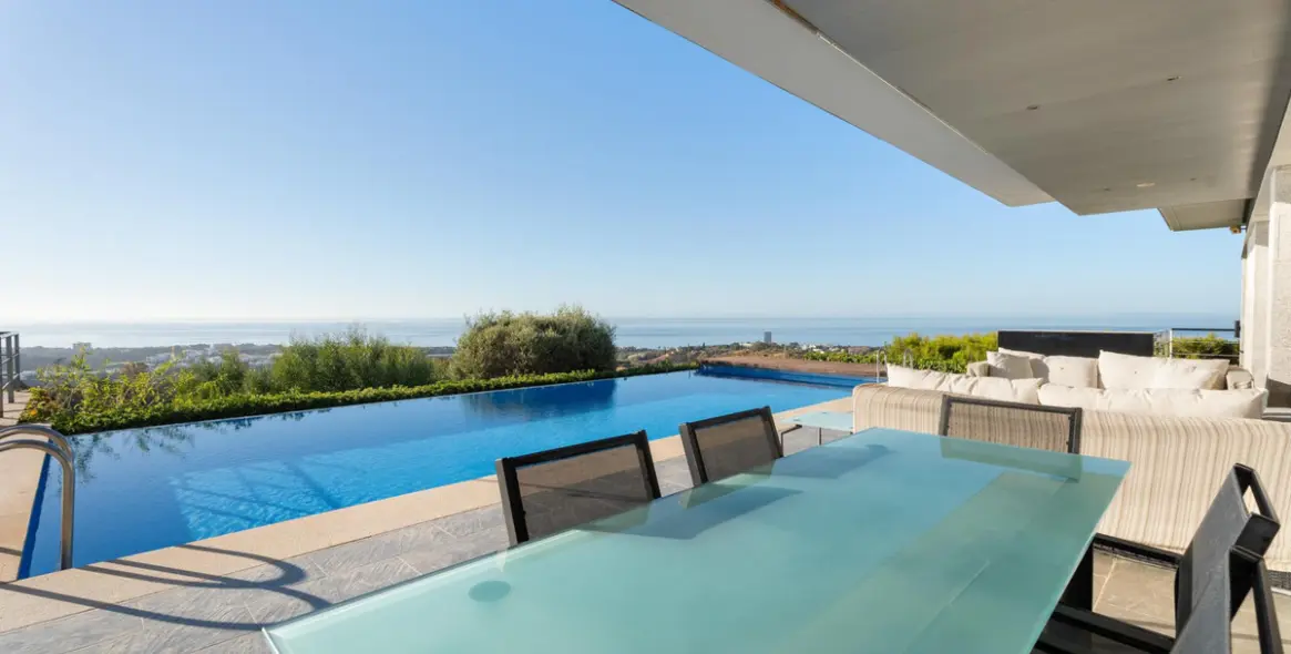 Продажа  отдельно стоящей виллы в Altos de los Monteros 1