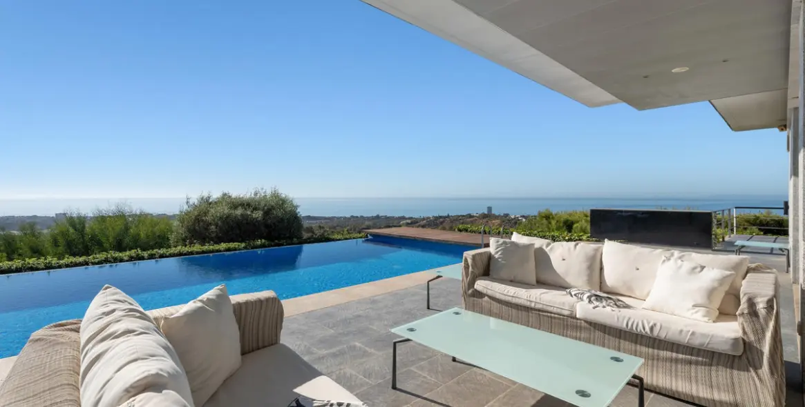 Продажа  отдельно стоящей виллы в Altos de los Monteros 2