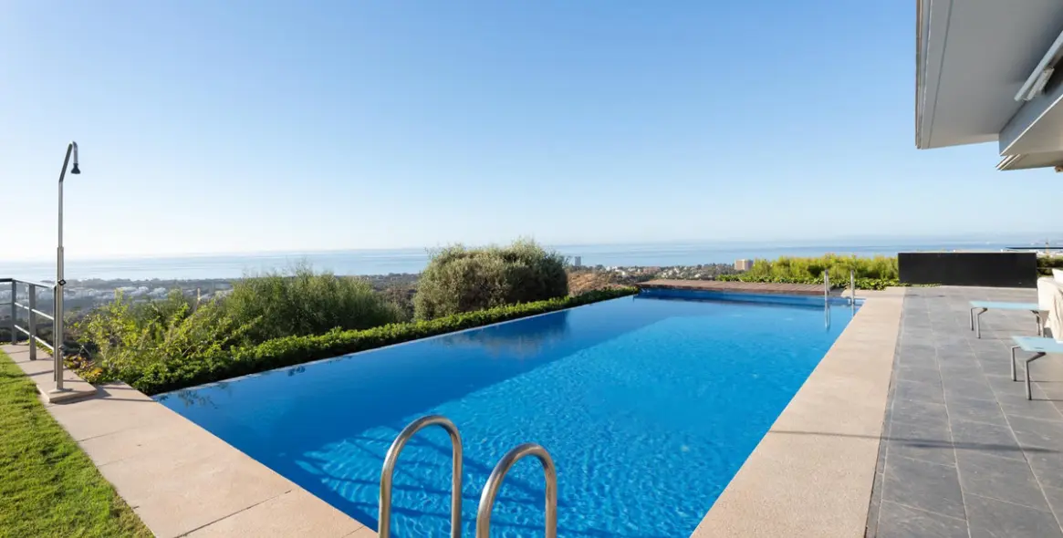 Продажа  отдельно стоящей виллы в Altos de los Monteros 3