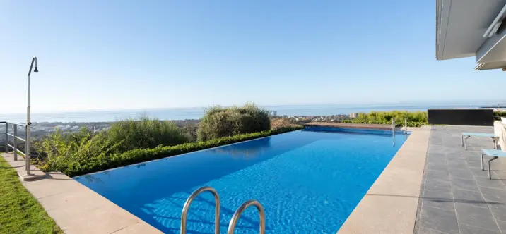 Venta de villa independiente en Altos de los Monteros 2