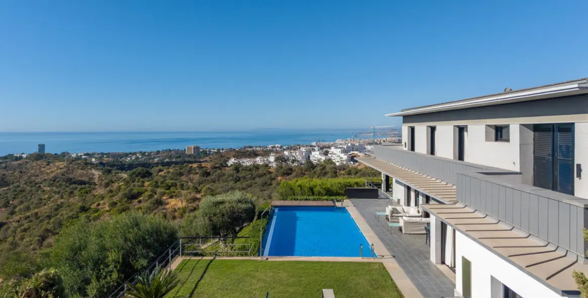Продажа  отдельно стоящей виллы в Altos de los Monteros 10