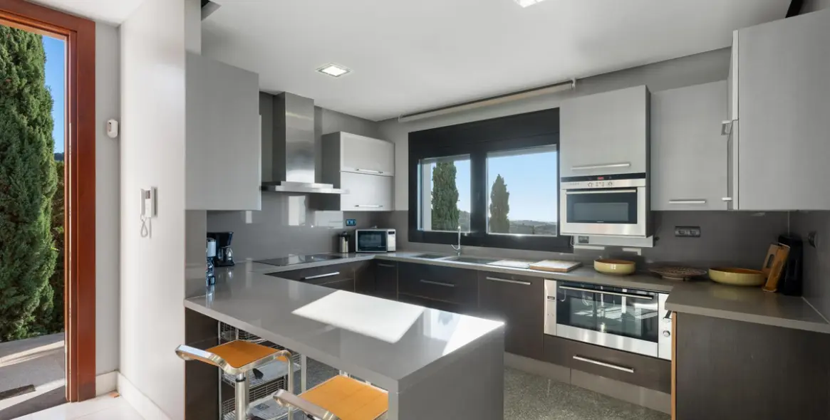 Продажа  отдельно стоящей виллы в Altos de los Monteros 11