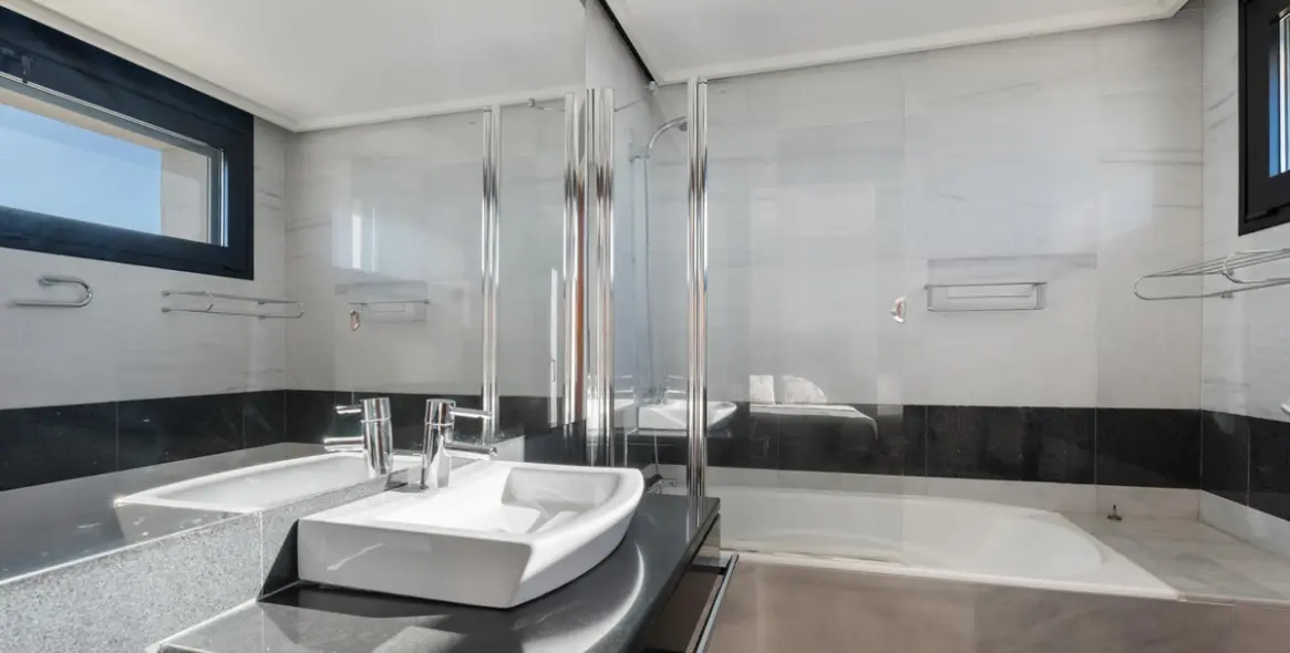 Продажа  отдельно стоящей виллы в Altos de los Monteros 27