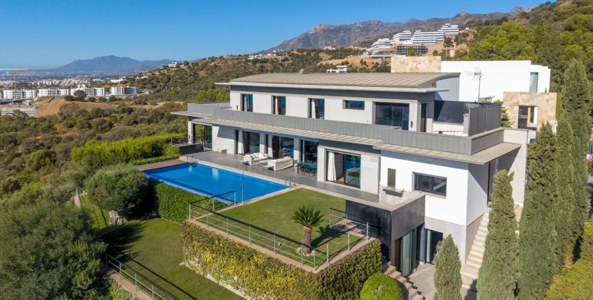 Продажа  отдельно стоящей виллы в Altos de los Monteros 32