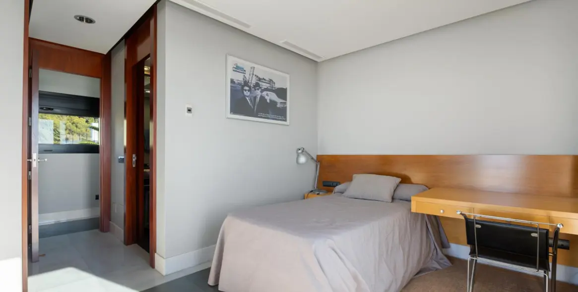 Продажа  отдельно стоящей виллы в Altos de los Monteros 40