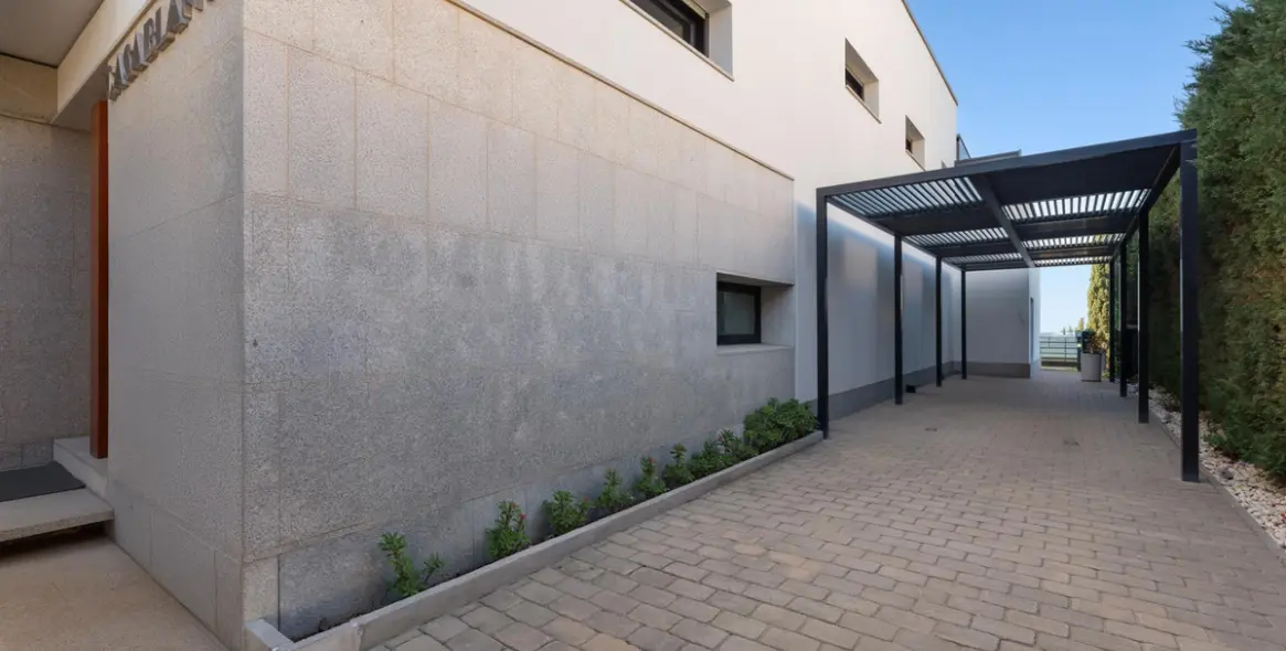 Продажа  отдельно стоящей виллы в Altos de los Monteros 50