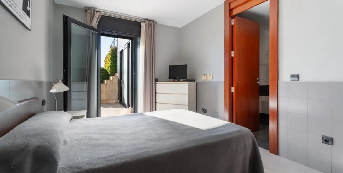 Продажа  отдельно стоящей виллы в Altos de los Monteros 54