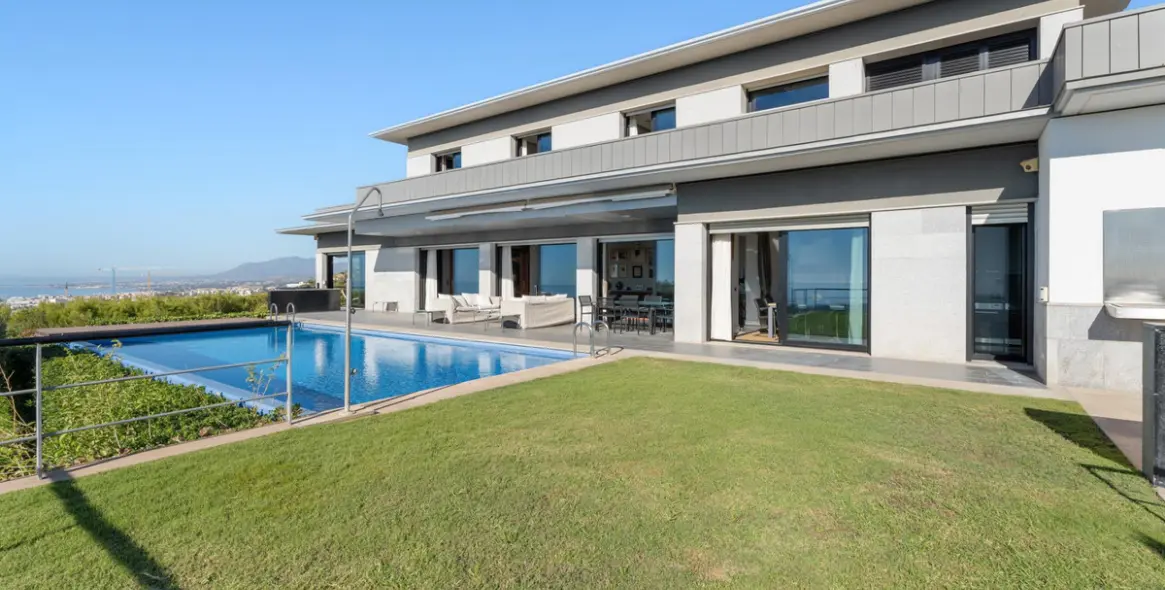 Продажа  отдельно стоящей виллы в Altos de los Monteros 61
