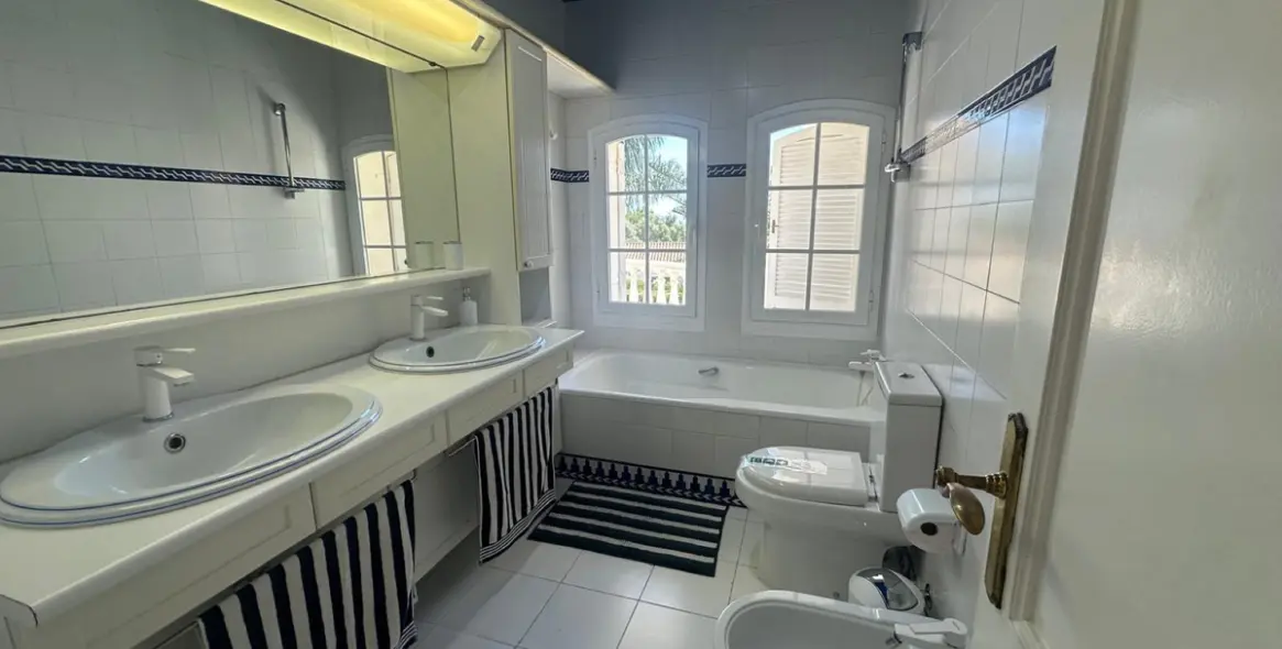 Short-term rent of detached villa in Marbella 18
