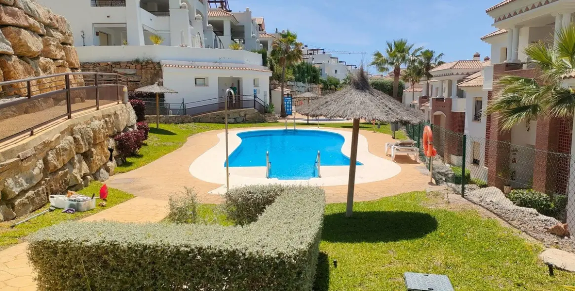 Продажа апартаментов на среднем этаже в Casares Playa 1