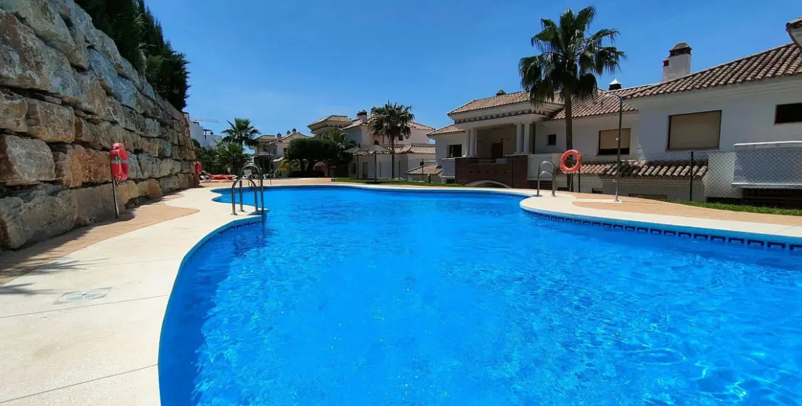 Продажа апартаментов на среднем этаже в Casares Playa 2