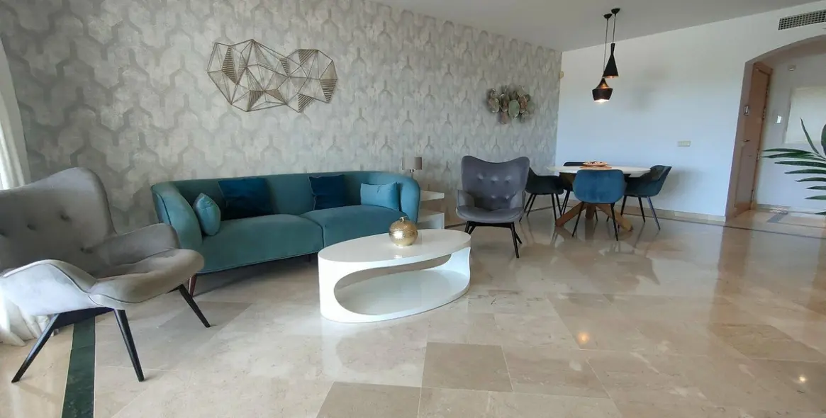 Продажа апартаментов на среднем этаже в Casares Playa 9
