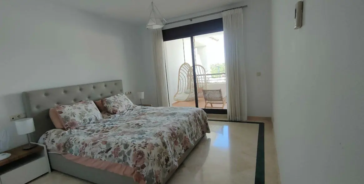 Продажа апартаментов на среднем этаже в Casares Playa 15
