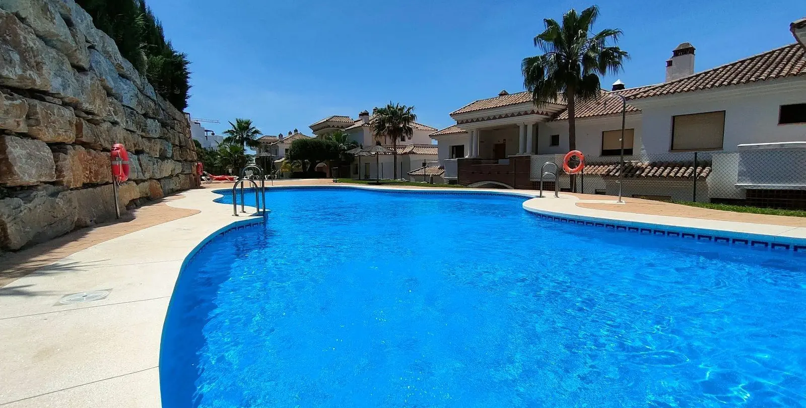 Sale of middle floor apartment in Casares Playa 1