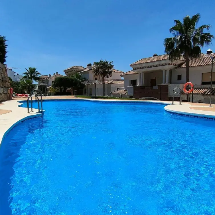 Продажа апартаментов на среднем этаже в Casares Playa