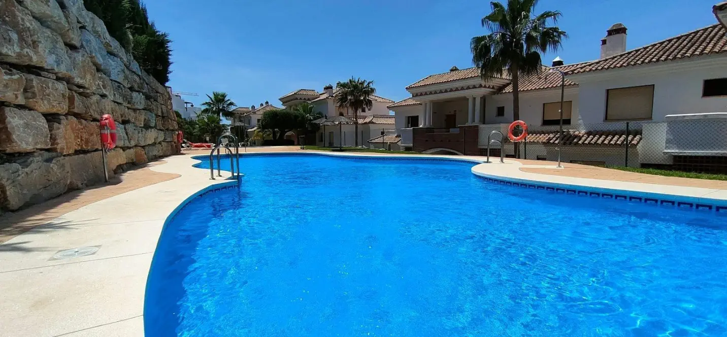Продажа апартаментов на среднем этаже в Casares Playa 0