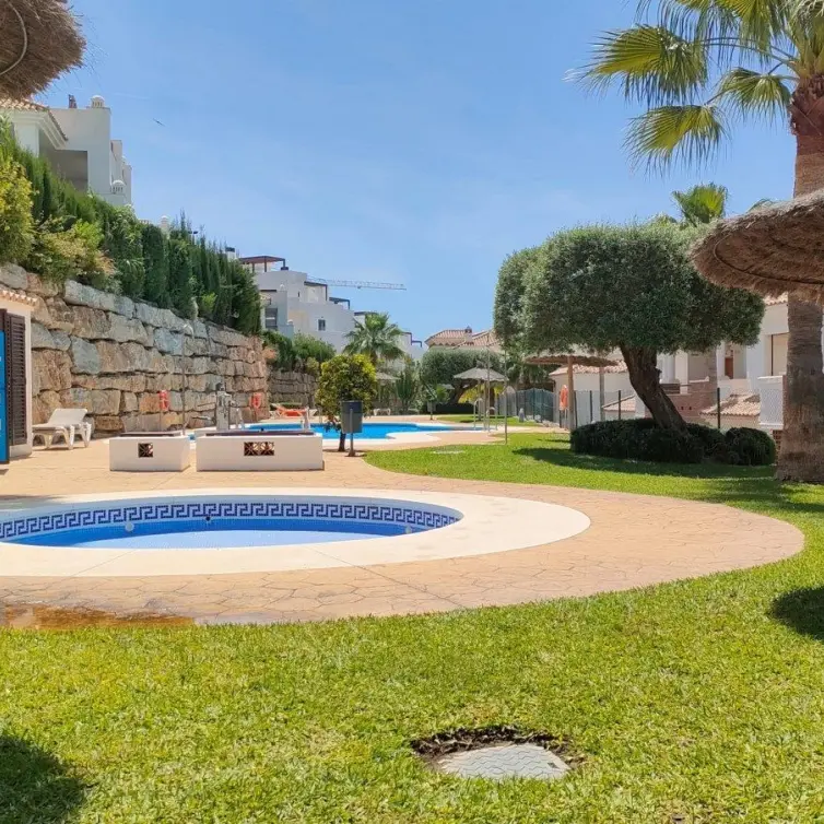Продажа апартаментов на среднем этаже в Casares Playa