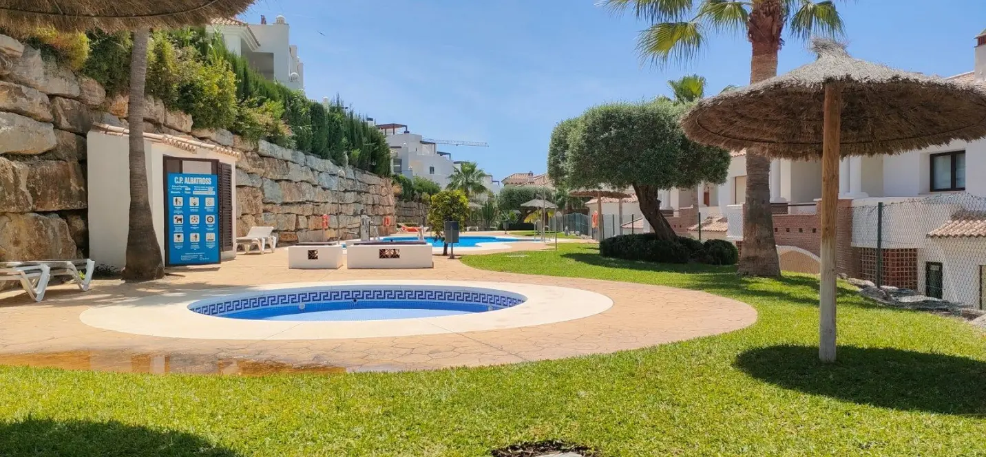 Продажа апартаментов на среднем этаже в Casares Playa 1