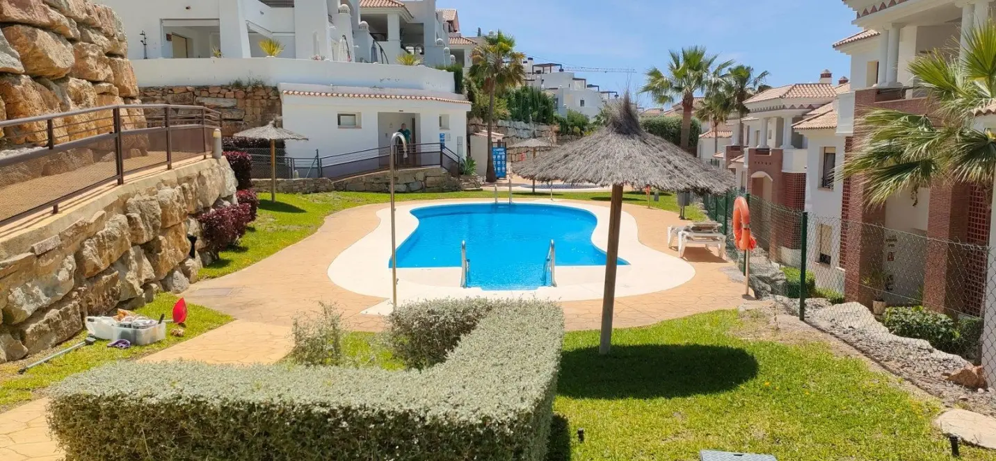 Продажа апартаментов на среднем этаже в Casares Playa 2