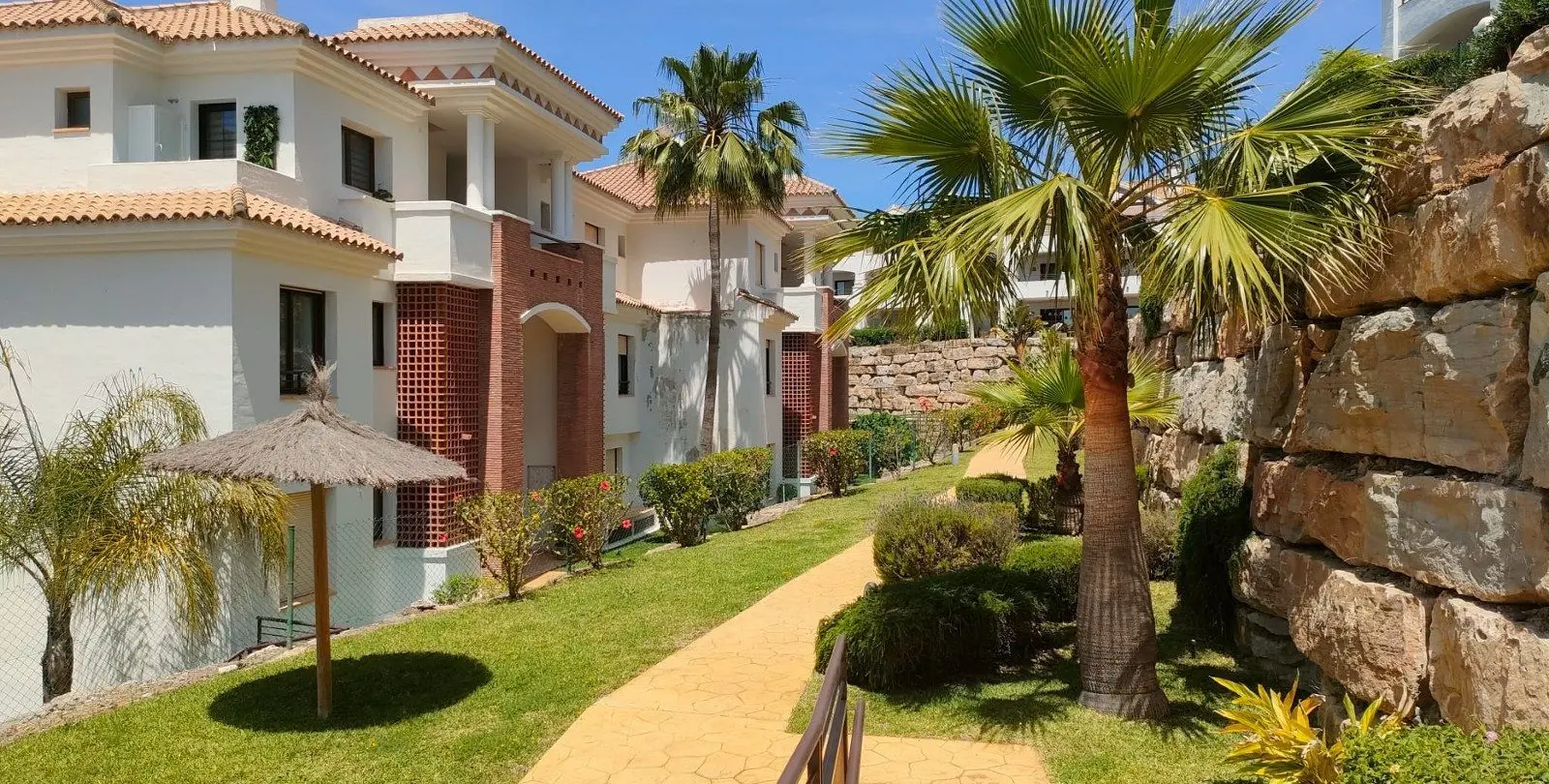 Sale of middle floor apartment in Casares Playa 4