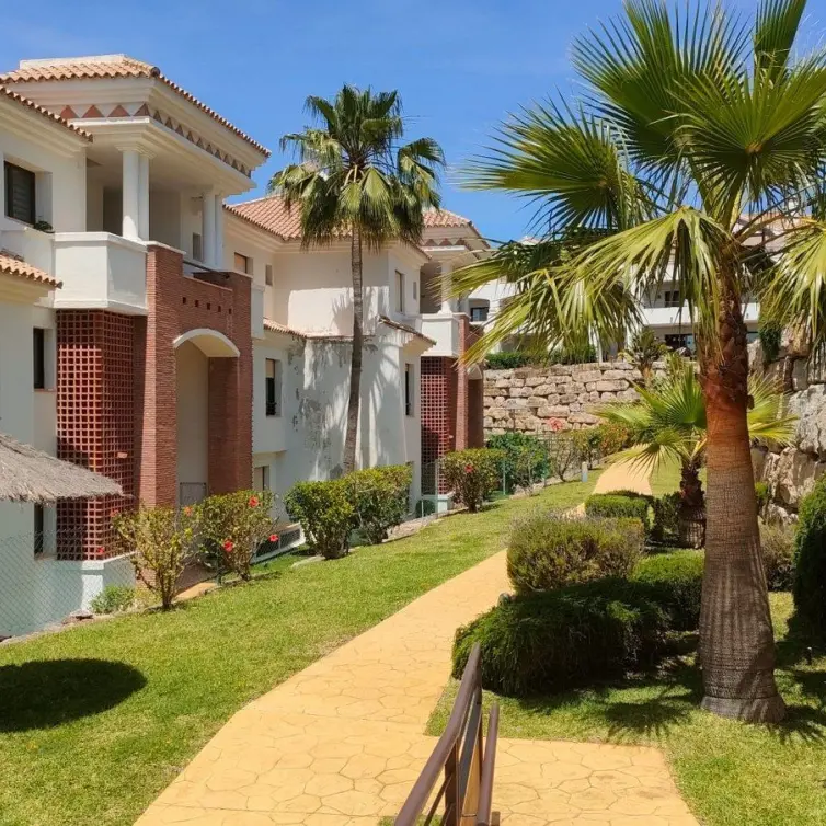Продажа апартаментов на среднем этаже в Casares Playa