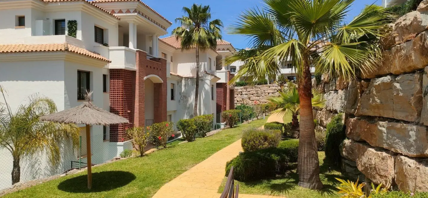 Продажа апартаментов на среднем этаже в Casares Playa 3