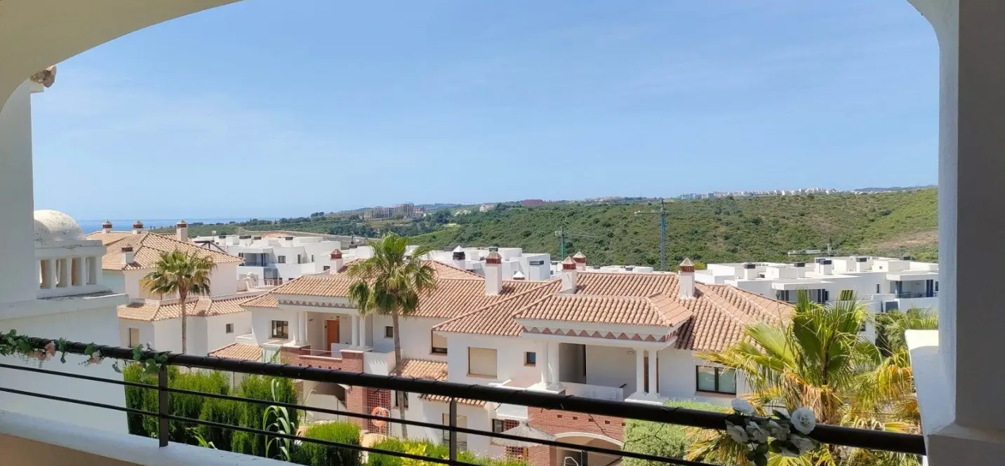 Продажа апартаментов на среднем этаже в Casares Playa 4