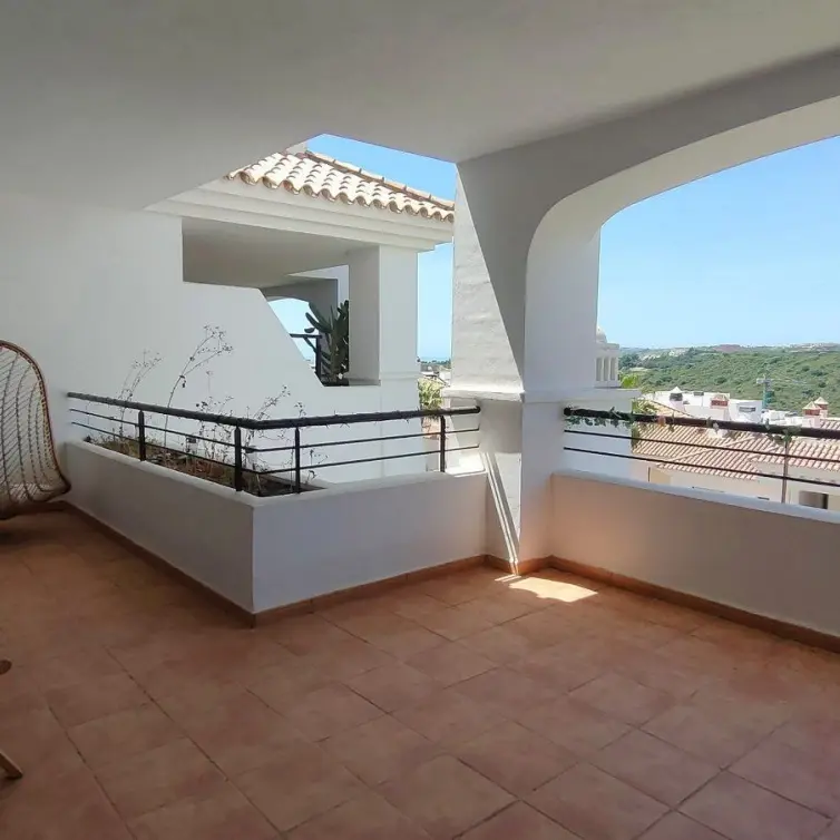 Продажа апартаментов на среднем этаже в Casares Playa
