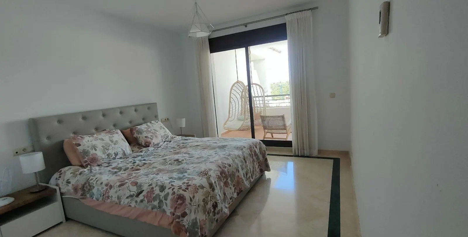Sale of middle floor apartment in Casares Playa 15