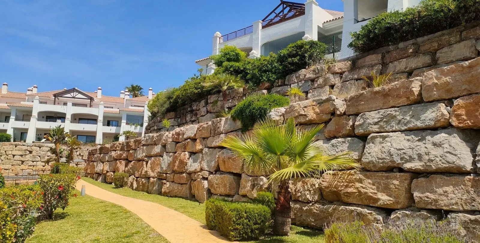 Sale of middle floor apartment in Casares Playa 21