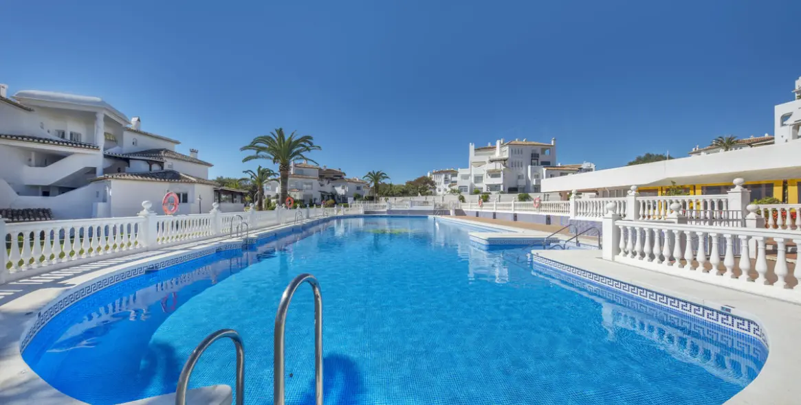 Sale of middle floor apartment in Elviria 1