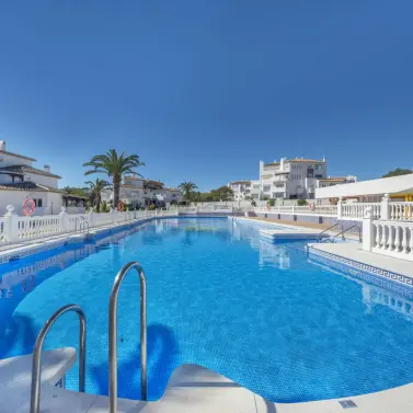 Sale of middle floor apartment in Elviria