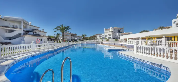 Sale of middle floor apartment in Elviria 0