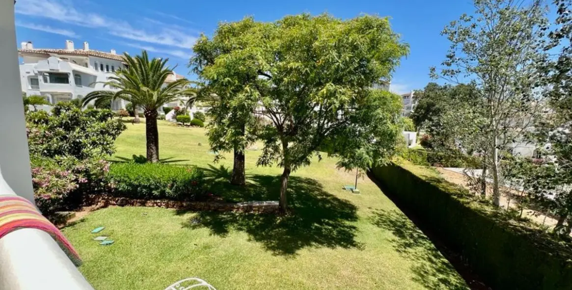 Sale of middle floor apartment in Elviria 2