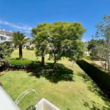 Sale of middle floor apartment in Elviria