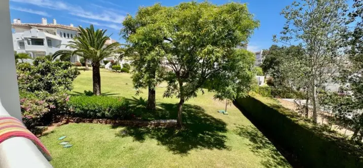 Sale of middle floor apartment in Elviria 1