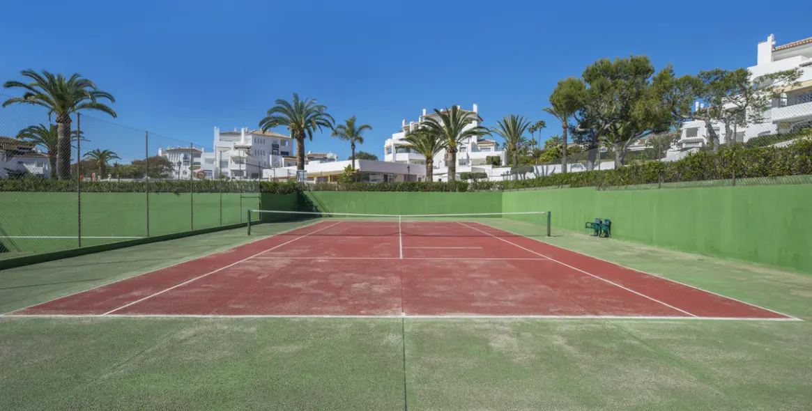 Sale of middle floor apartment in Elviria 3