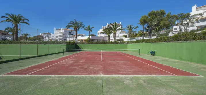 Sale of middle floor apartment in Elviria 2