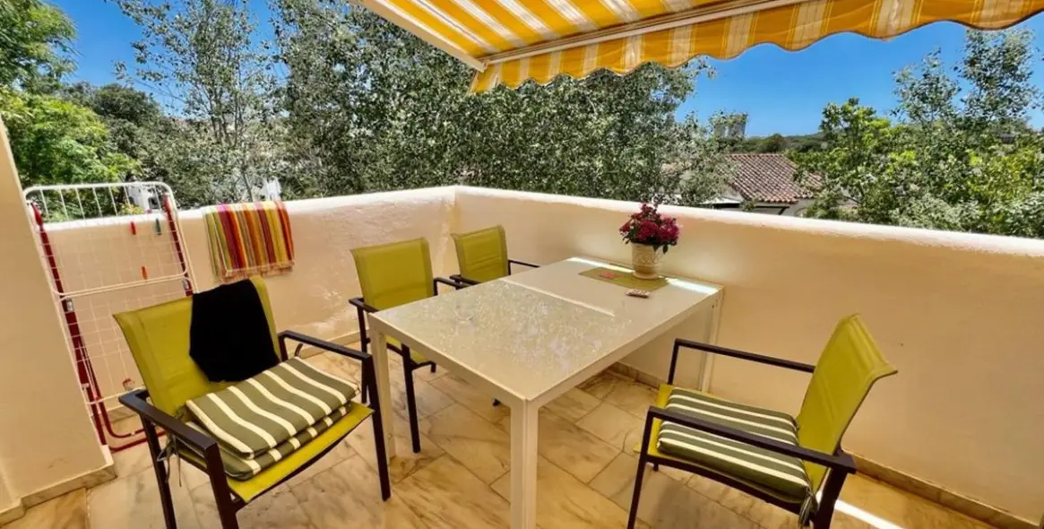 Sale of middle floor apartment in Elviria 5