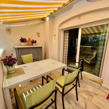 Sale of middle floor apartment in Elviria