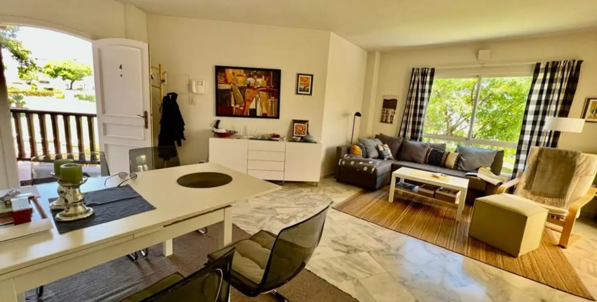 Sale of middle floor apartment in Elviria 9