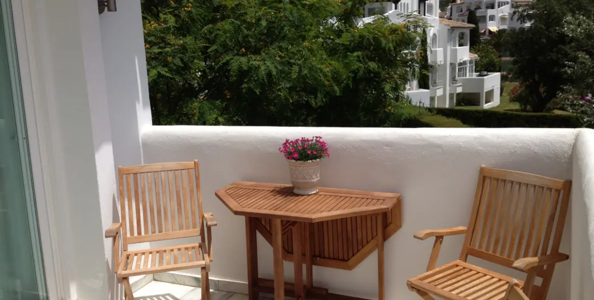 Sale of middle floor apartment in Elviria 12