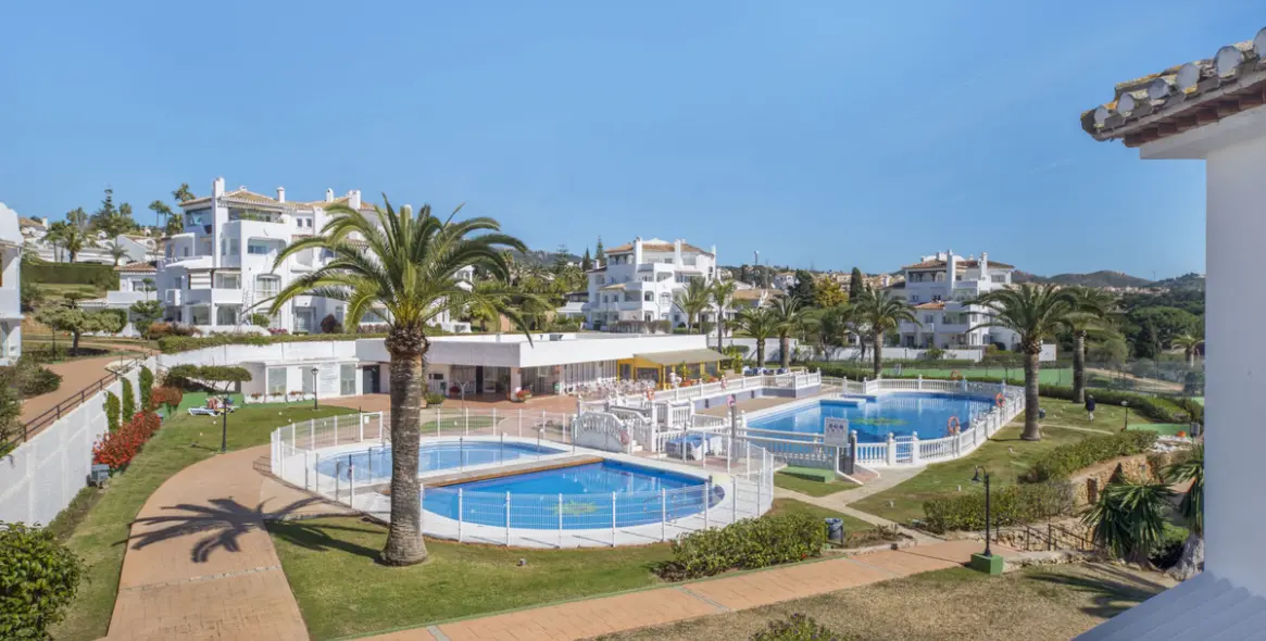 Sale of middle floor apartment in Elviria 13