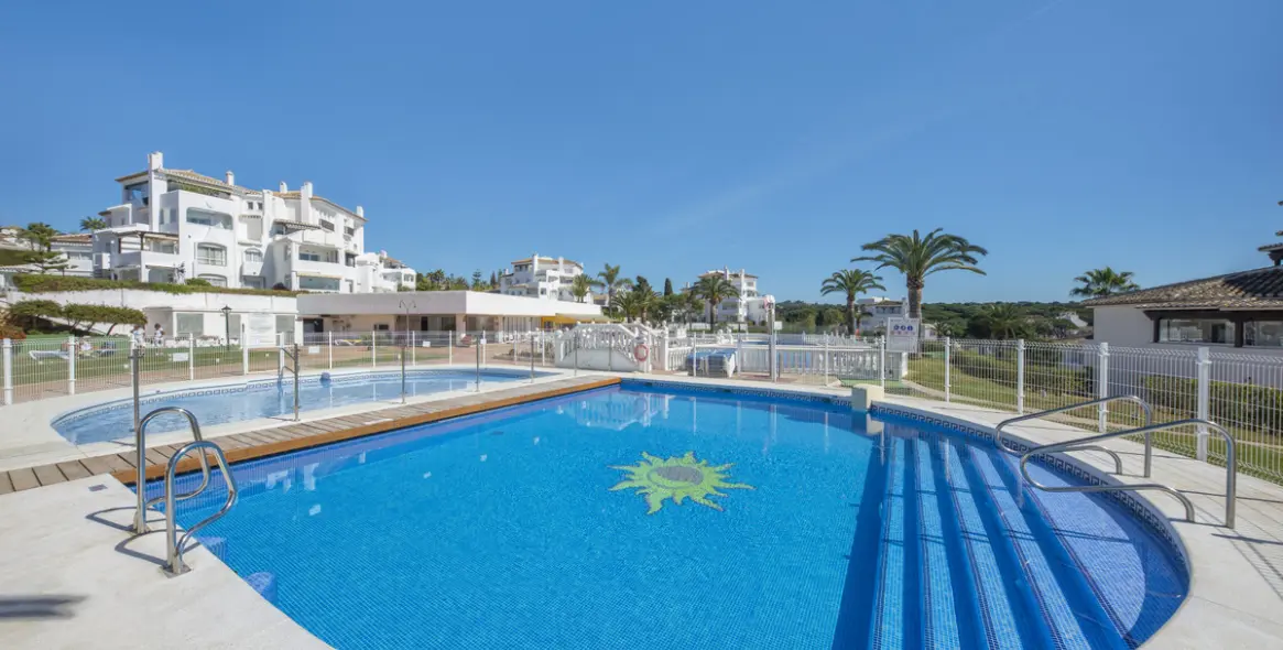 Sale of middle floor apartment in Elviria 14