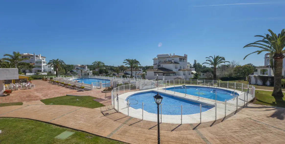 Sale of middle floor apartment in Elviria 15