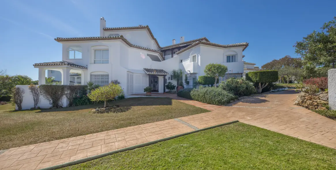 Sale of middle floor apartment in Elviria 16