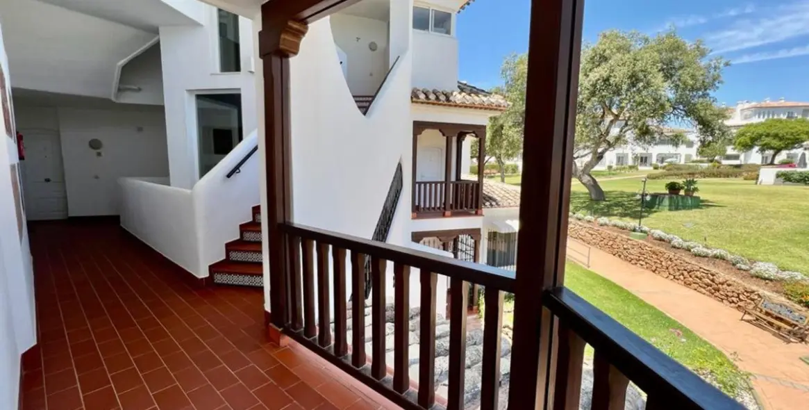 Sale of middle floor apartment in Elviria 19