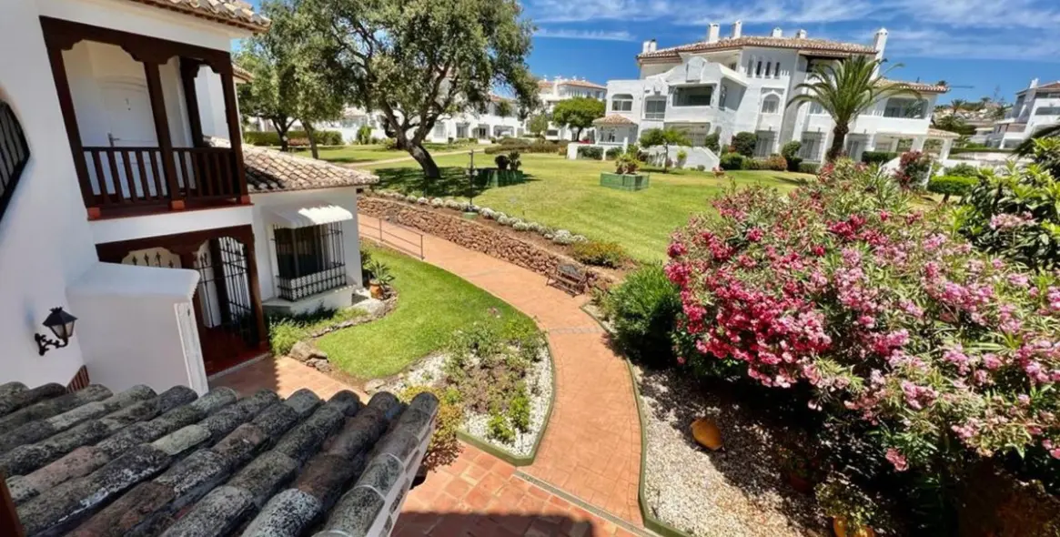 Sale of middle floor apartment in Elviria 20