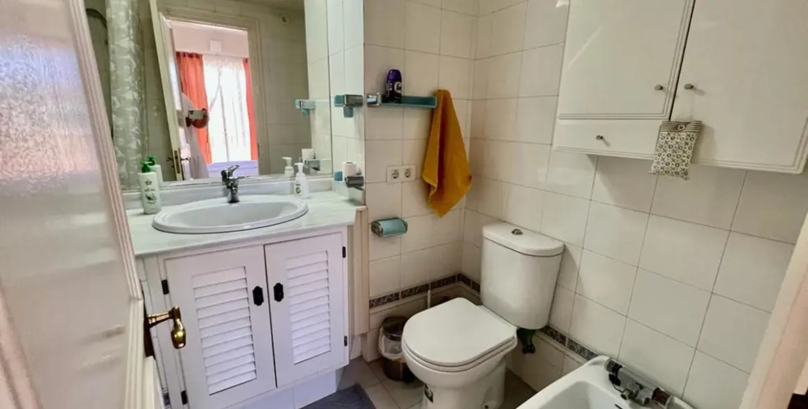 Sale of middle floor apartment in Elviria 22
